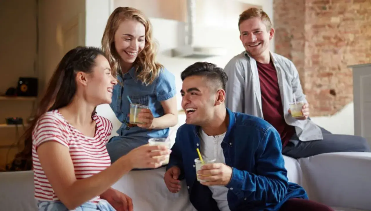 فوائد الصداقة والاصدقاء فى مرحلة المراهقة