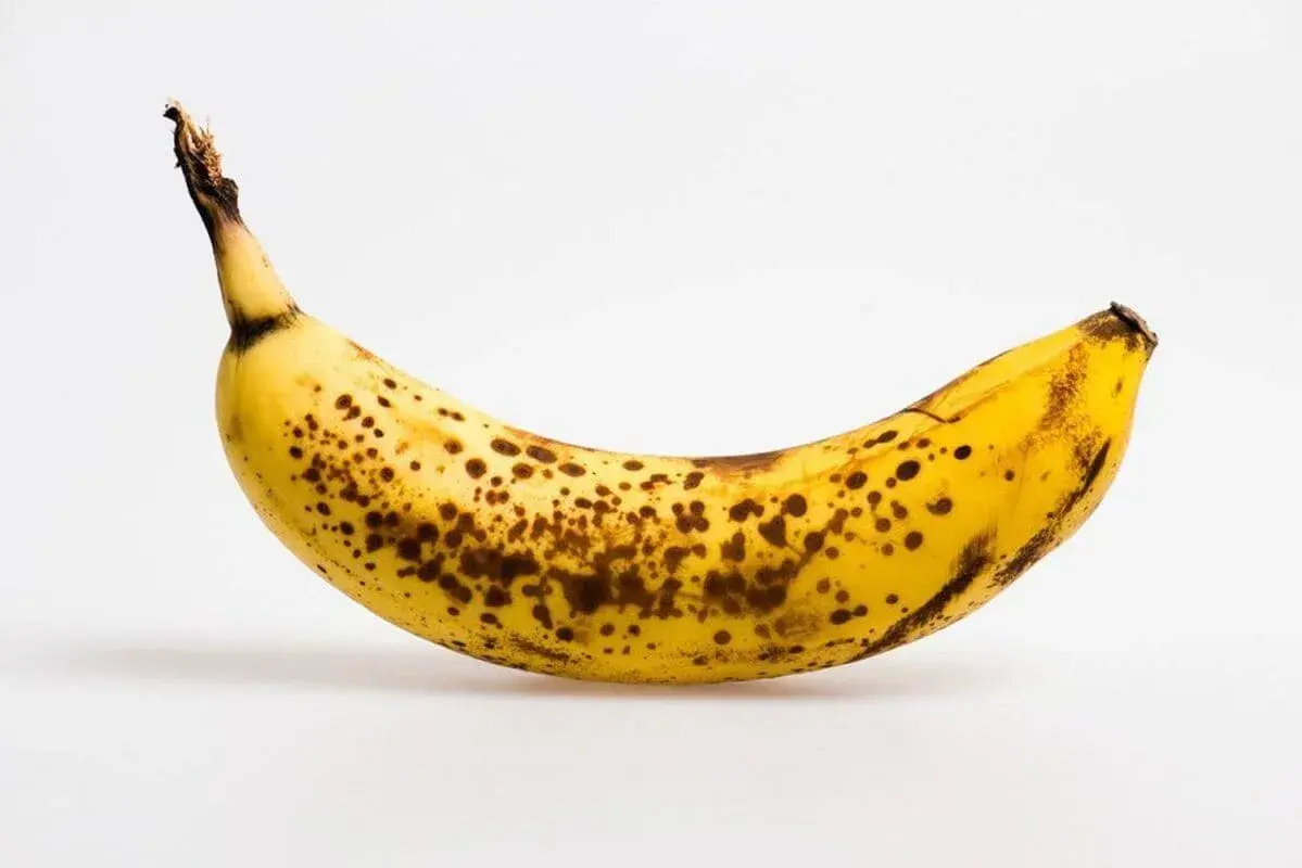 ما يعنيه وجود تلك البقع الداكنة على الموز .. وحقيقة أضرارها