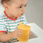 ماذا يحدث لو شرب الرضيع الماء؟