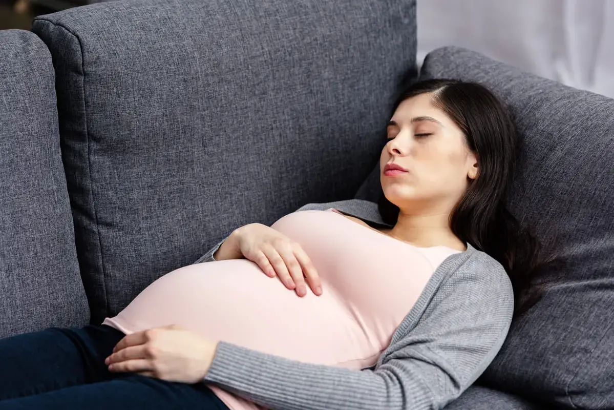 أضرار نوم الحامل على ظهرها والنصائح المتبعة عند النوم
