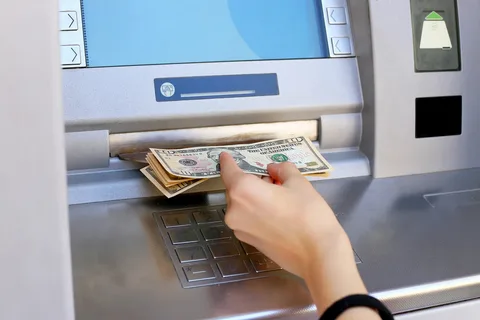 طريقة سحب النقود من ماكينة الصراف الآلي .. ATM بدون بطاقة في 3 دقائق