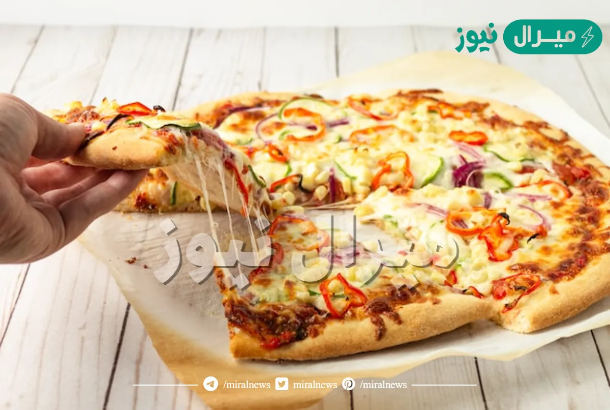 الجبنة مطاطية والعجينة هشة وطرية.. اسهل طريقة عمل البيتزا الجديدة في المنزل خطوة بخطوة وهتعرفي كل أسرارها