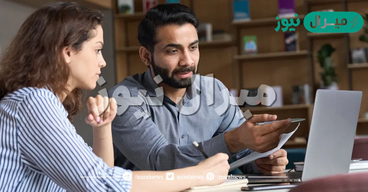 تفسير حلم زميل العمل في البيت في المنام للعزباء والمتزوجة لابن سيرين ومعناه