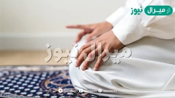 مصلي في الركعة الأولى قرأ الفاتحة، ونسي أن يقرأ بعدها سورة، وركع، ماذا عليه؟