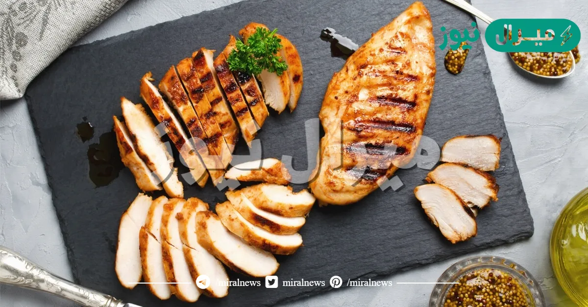 لو محتارة تعملي غدا إيه النهارده.. تعالي أقولك إزاي تعملي صدور الدجاج المشوية بالتتبيلة الخطيرة وأحلى من المطاعم