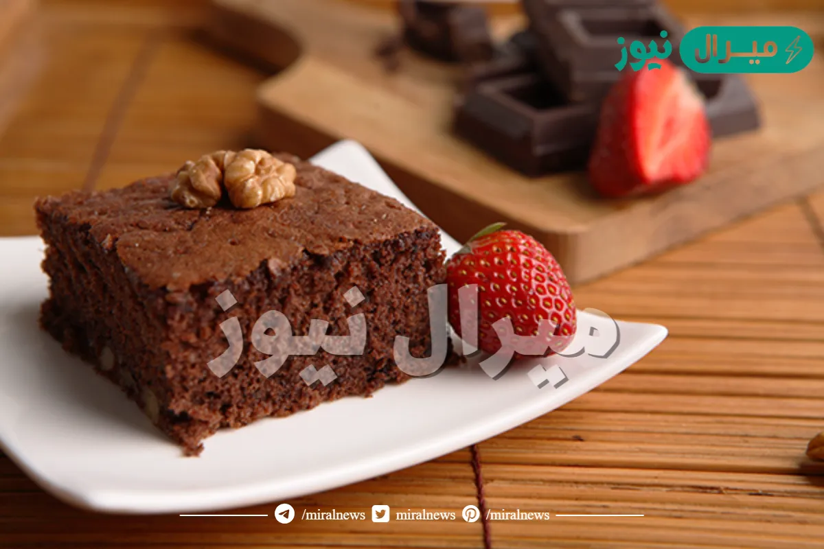 “الطعم رهيب” طريقة تحضير كيكة البراونيز بالشوكولاتة والفراولة في بيتك بمكونات بسيطة