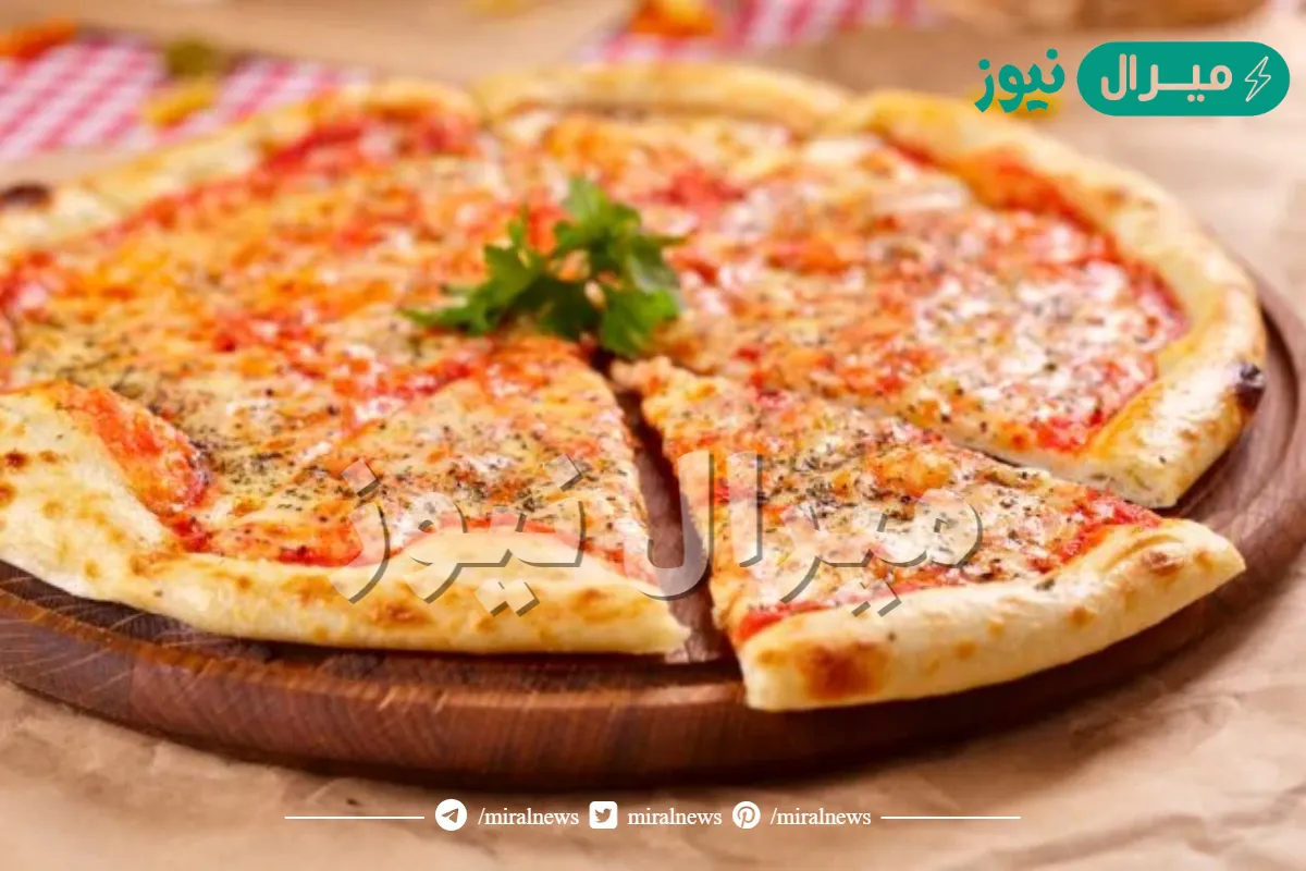 طريقة عمل بيتزا المارجريتا بعجينة المطاعم الإيطالية السرية في المنزل