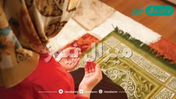 تقف المرأه الامام مع جماعة النساء في الوسط