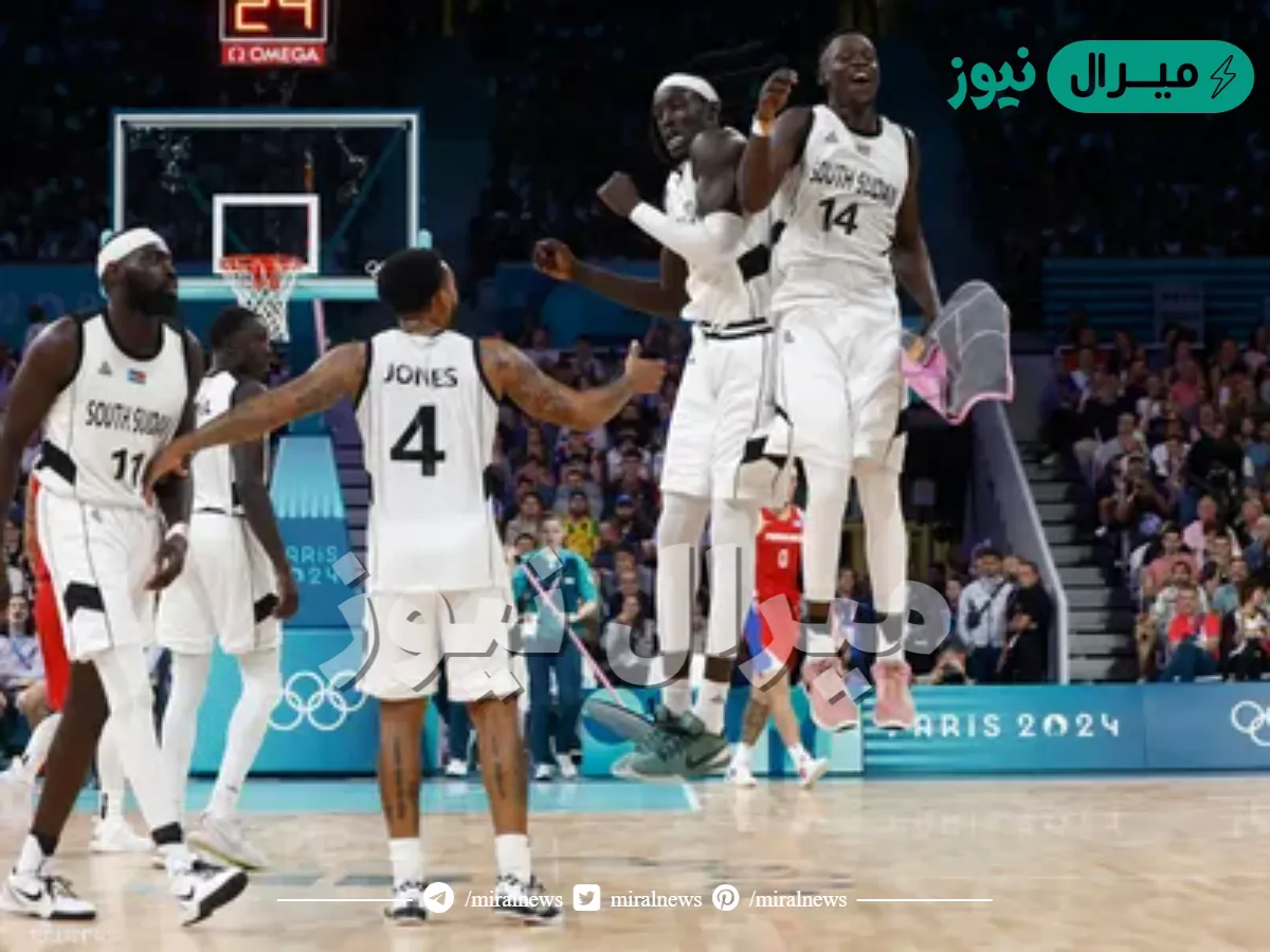 سجل لاعب كرة سلة ٢٦ نقطة من ٥٠ رمية. أكتب نسبة تقارن فيها بين عدد النقاط وعدد الرميات على شكل كسر في أبسط صورة