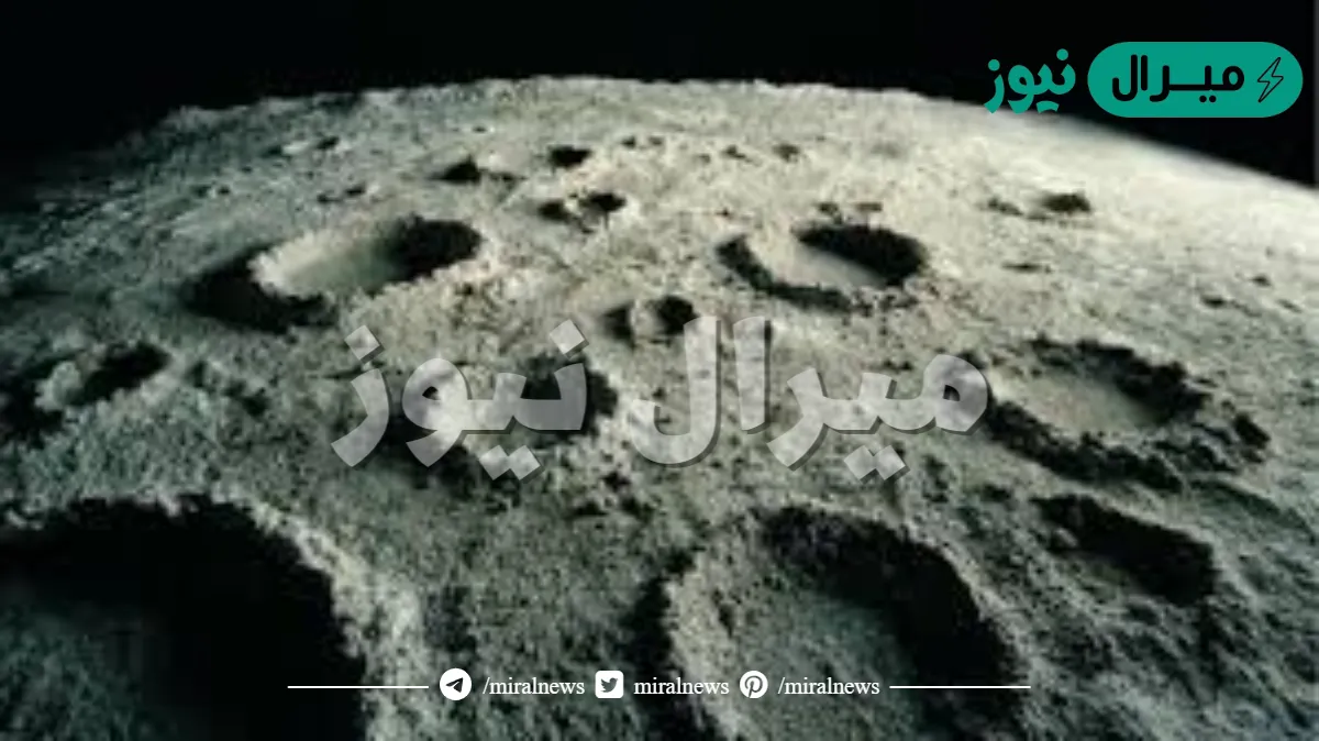 ما الذي يسبب وجود الكثير من الحفر على القمر