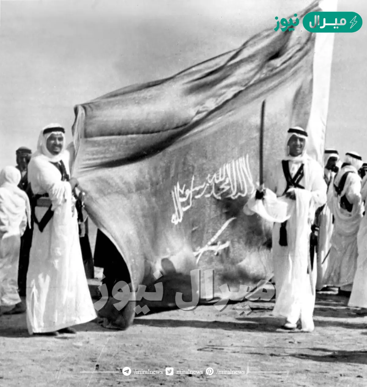 منذ عهد المؤسس رفرف العلم السعودي ومر بتغيرات وتطورات قبل أن يصل إلى شكله النهائي في عهد الملك فيصل عام 1973م