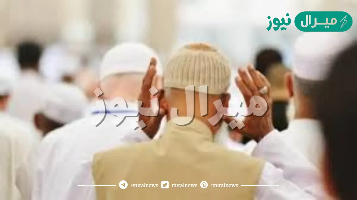 ما حكم من يرفع يديه للتكبير مقابل منكبيه أو إلى فروع أذنيه باسطاً أصابعه ضاماً بعضها إلى بعض