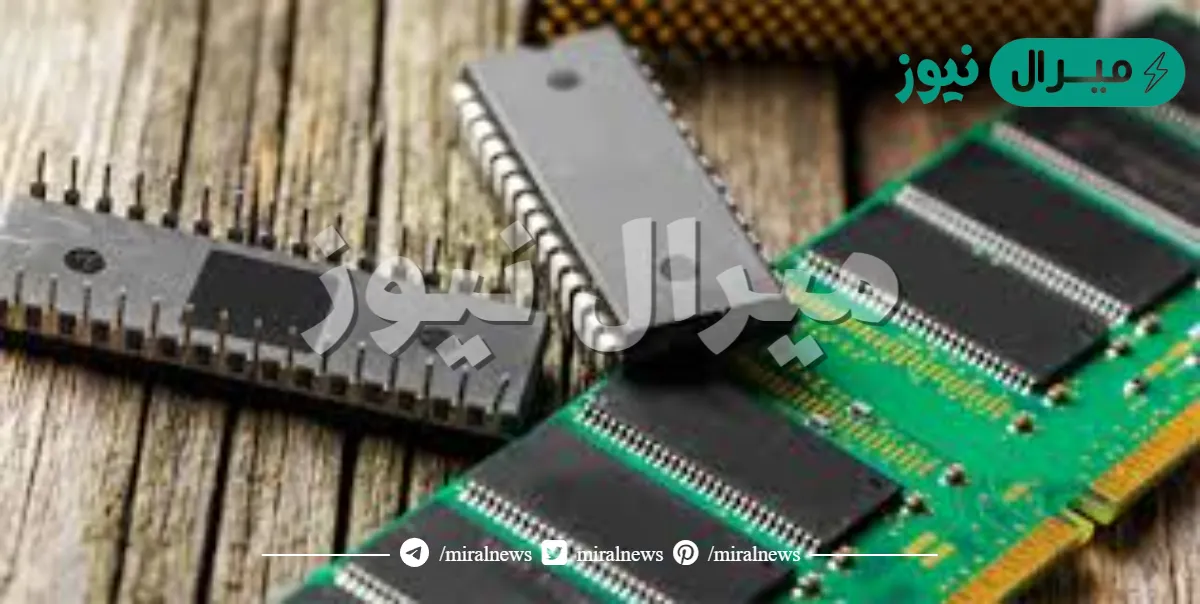 البرامج الثابتة firmware تخزن داخل ذاكرة القراءة فقط التي يمكن إعادة كتابة البيانات داخلها