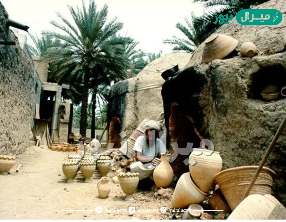 يقصد بالفخار هو ماصنع من الطين ، ثم اُحرق في النار بعد جفافة وأكتسب صفات جديدة طبيعية وكيميائية