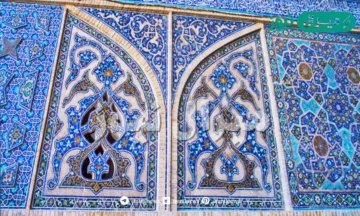 من الأساليب الحديثة لزخرفة البلاطات الخزفية طريقة التلوين الحر