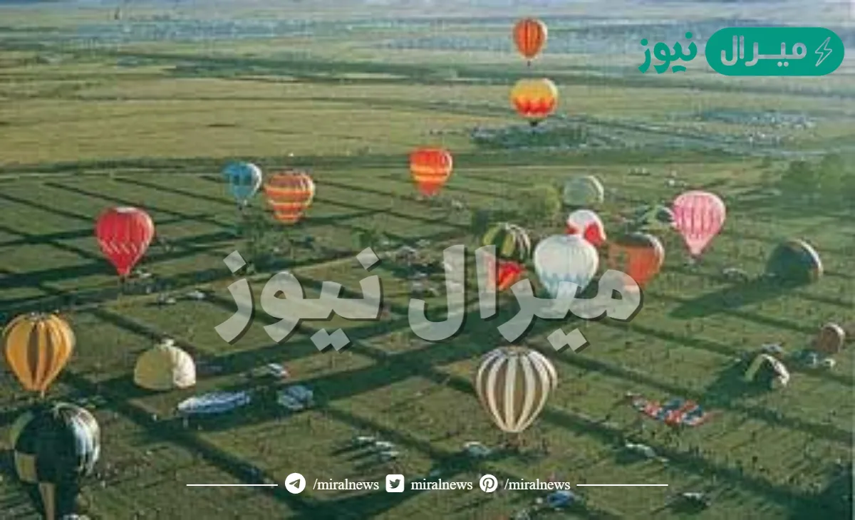 يتمدد البالون المملوء بغاز الهيليوم عند تعرضه لأشعة الشمس لأن الذرات تزداد طاقتها الحركية