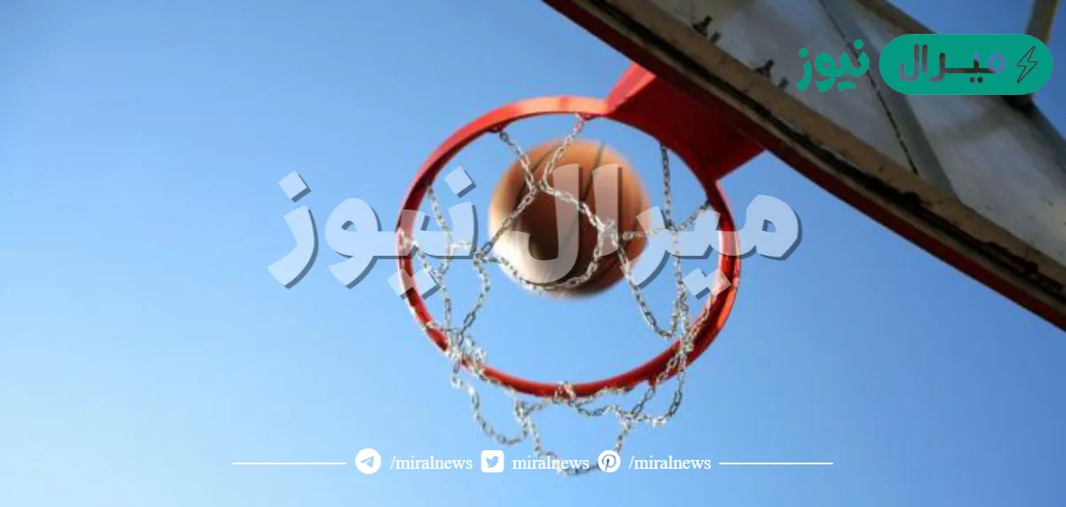 يُسمح للاعب في كرة السلة أن يجري بالكرة دون تنطيطها طالما لم يلمس أحد من الفريق الآخر.
