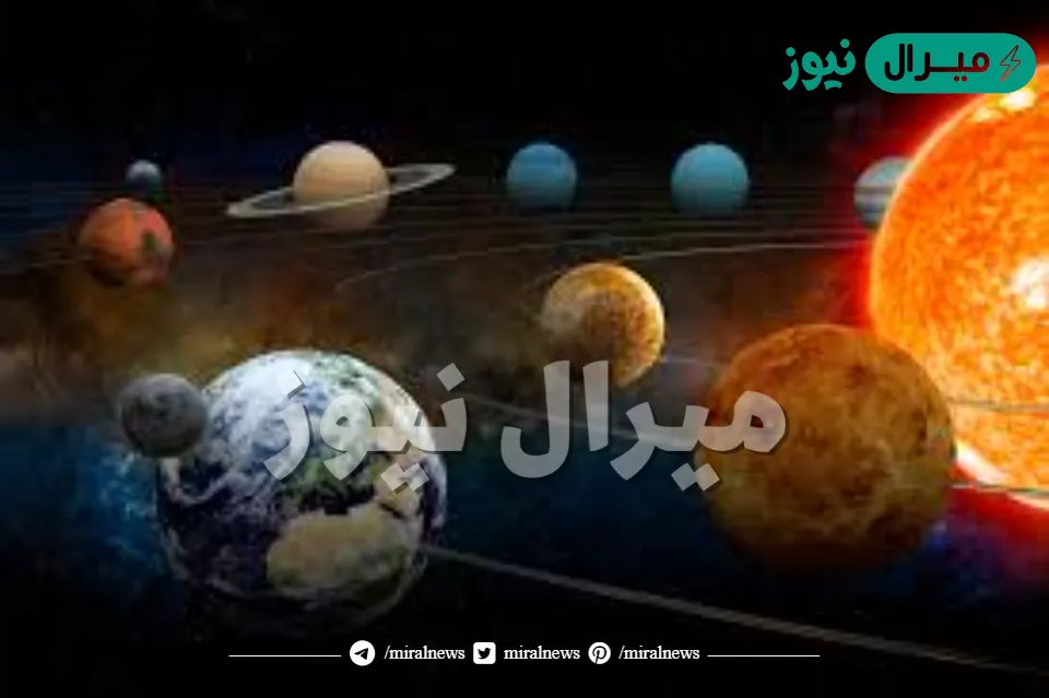 الأرض والقمر وكواكب أخرى تدور حول الشمس.